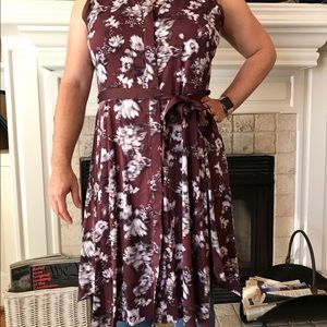 Vera Wang L maroon sleeveless dress, hidden button closure in front,fabric belt